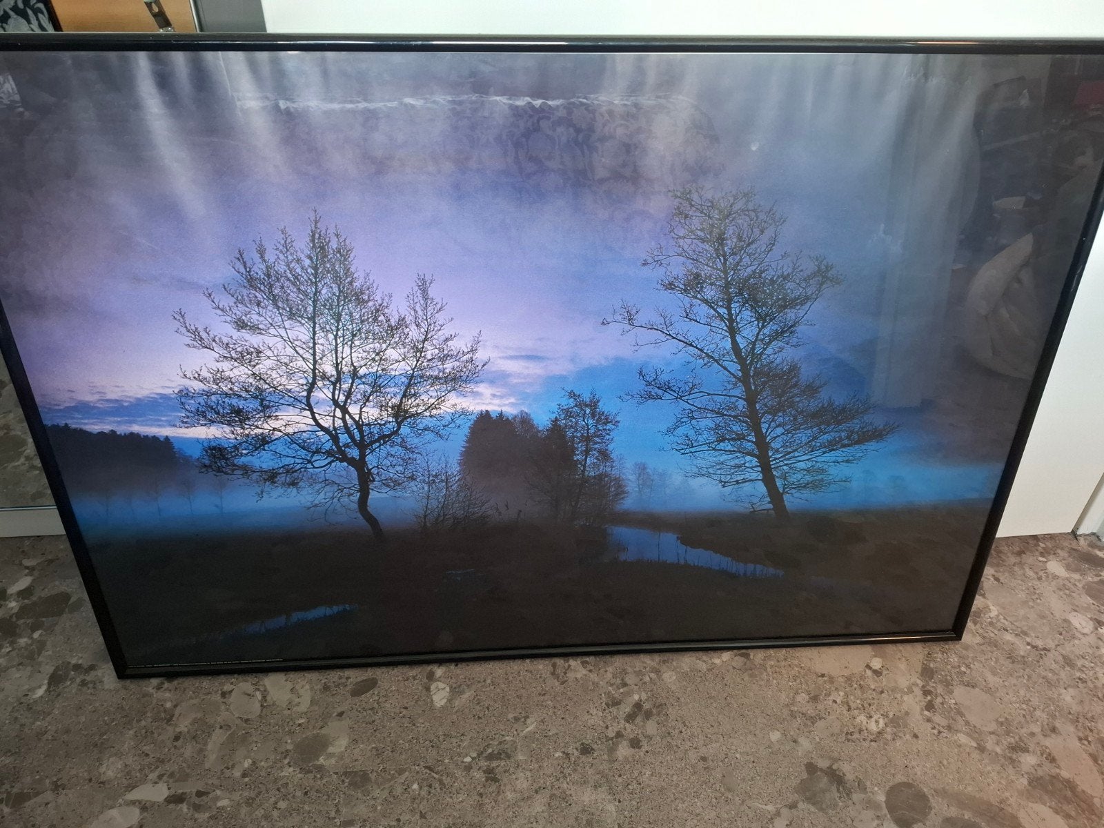 Ingelijste poster: Mysterieuze Mist over Landschap, Antiek en Kunst, Kunst | Tekeningen en Foto's, Ophalen, Poster, Fotografie