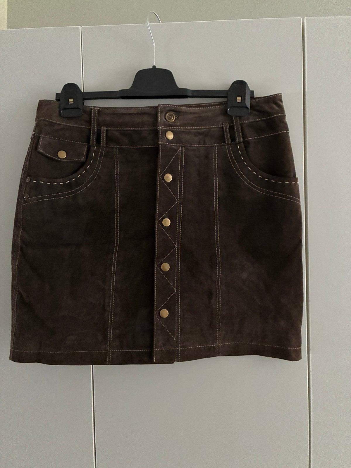 Bruine suède rok met knopen en stiksels, Maat 38/40 (M), Bruin, Ophalen of Verzenden, Zo goed als nieuw