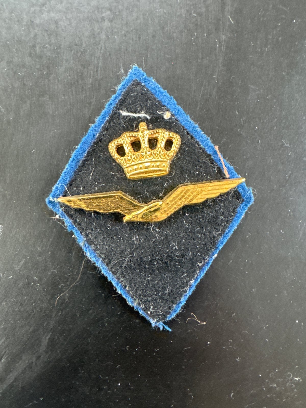 Vintage Luchtmacht Embleem - Kroon en Vleugels, Ophalen of Verzenden, Luchtmacht, Nederland, Embleem of Badge