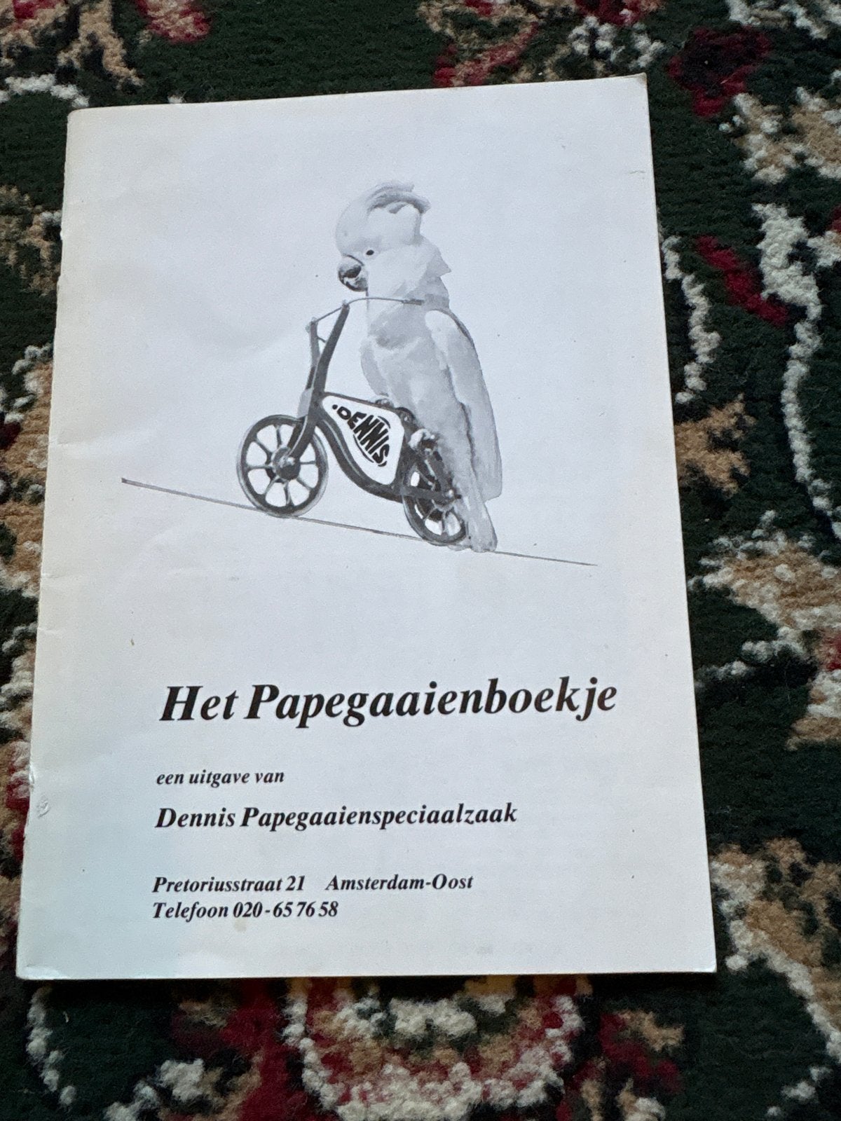 Het Papegaaienboekje - Dennis Papegaaienspeciaalzaak, Boeken, Ophalen of Verzenden, Gelezen