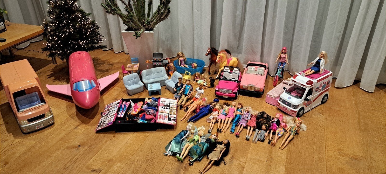 Barbie pakket met ambulance, meubels en poppen, Kinderen en Baby's, Speelgoed | Poppen, Ophalen, Gebruikt, Barbie