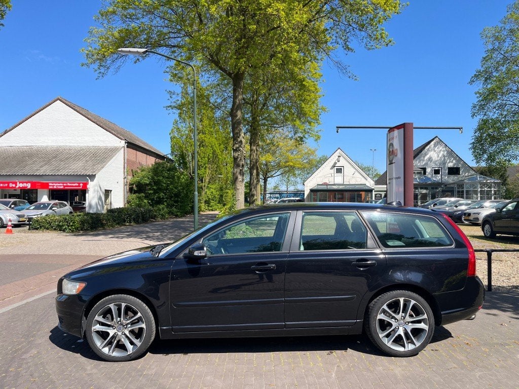 Volvo V50 2.4 D5 EDITION II / LEDER / NAVI / CRUISE CTR. / A, Voorwielaandrijving, Navigatiesysteem, Gebruikt, Zwart