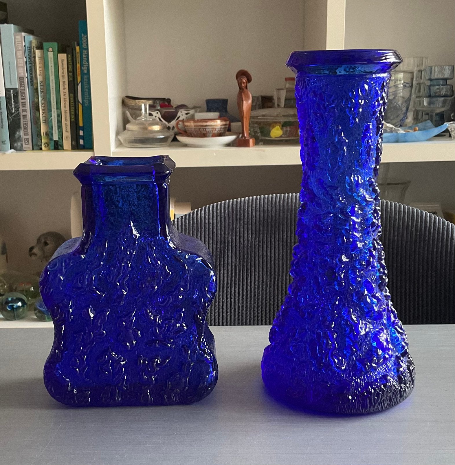 2x Skruf Lars Hellsten glazen vaas kobaltblauw ; samen €30, Antiek en Kunst, Antiek | Glas en Kristal, Ophalen of Verzenden
