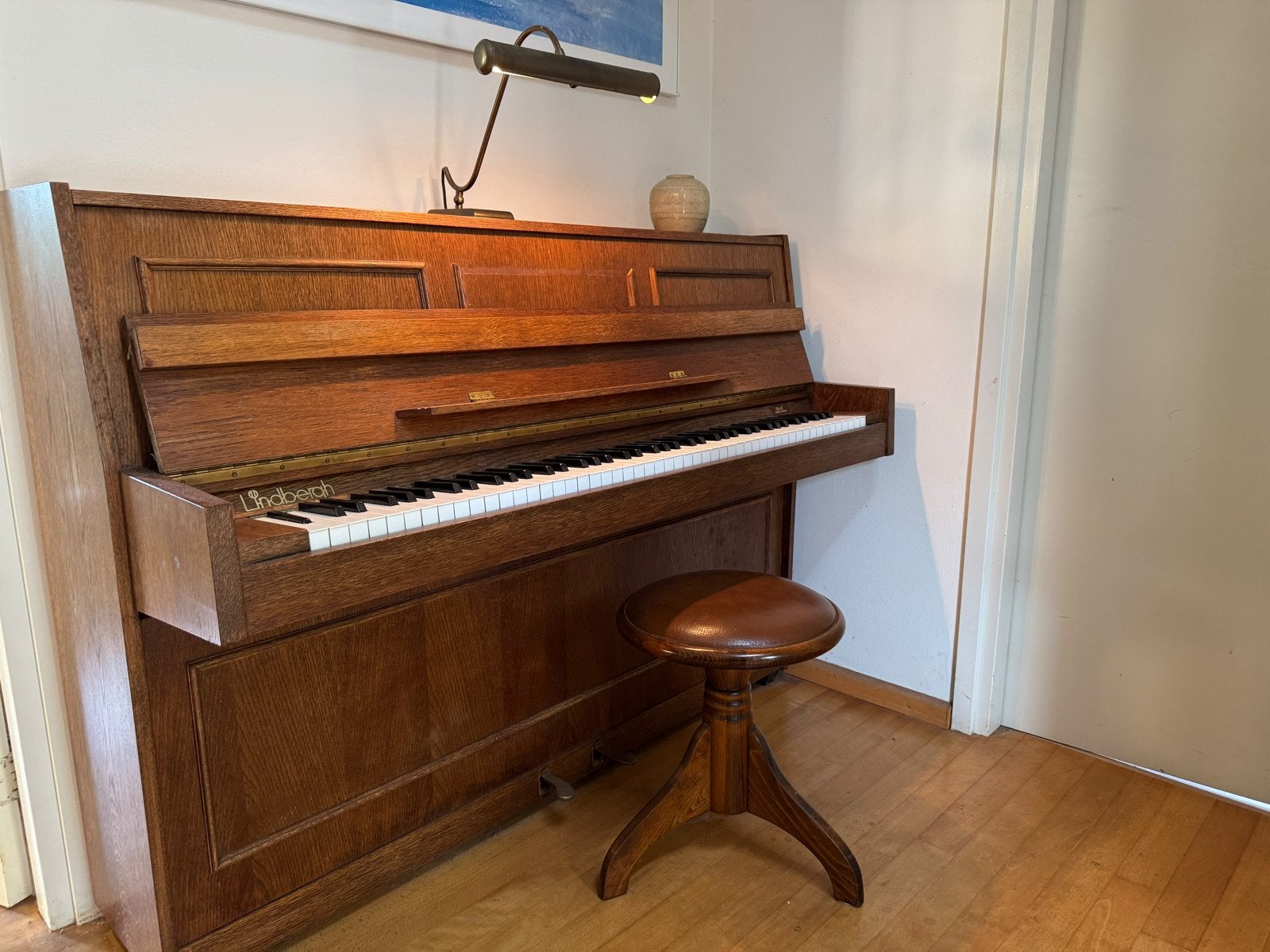Lindbergh piano inclusief lampje en kruk - Gratis!, Muziek en Instrumenten, Piano's, Ophalen, Gebruikt, Bruin, Piano