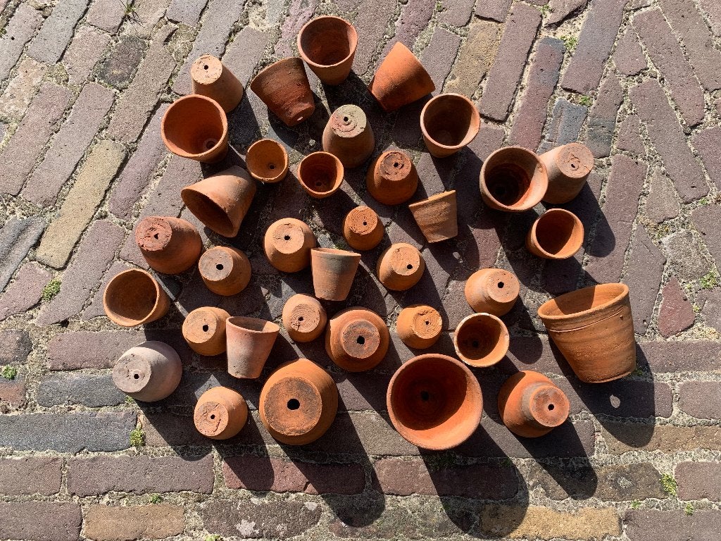Foto 19 van Antieke handgemaakte aardewerken kweekpotjes