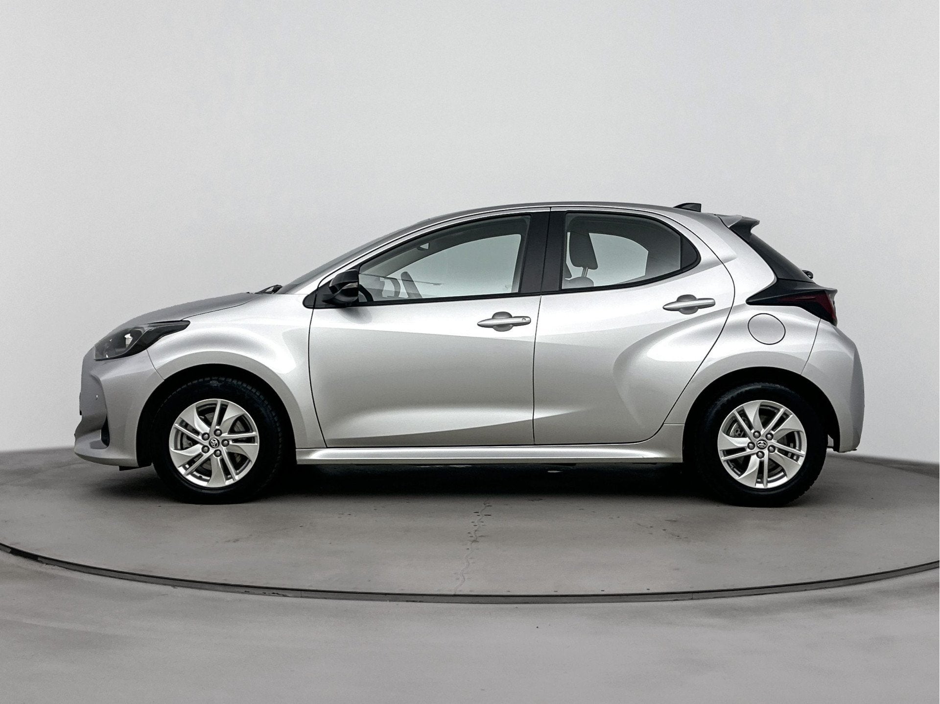 Toyota Yaris 1.5 Hybrid 115 Dynamic Limited | Stuur-stoelver, 12 maanden, Stof, Gebruikt, Zwart