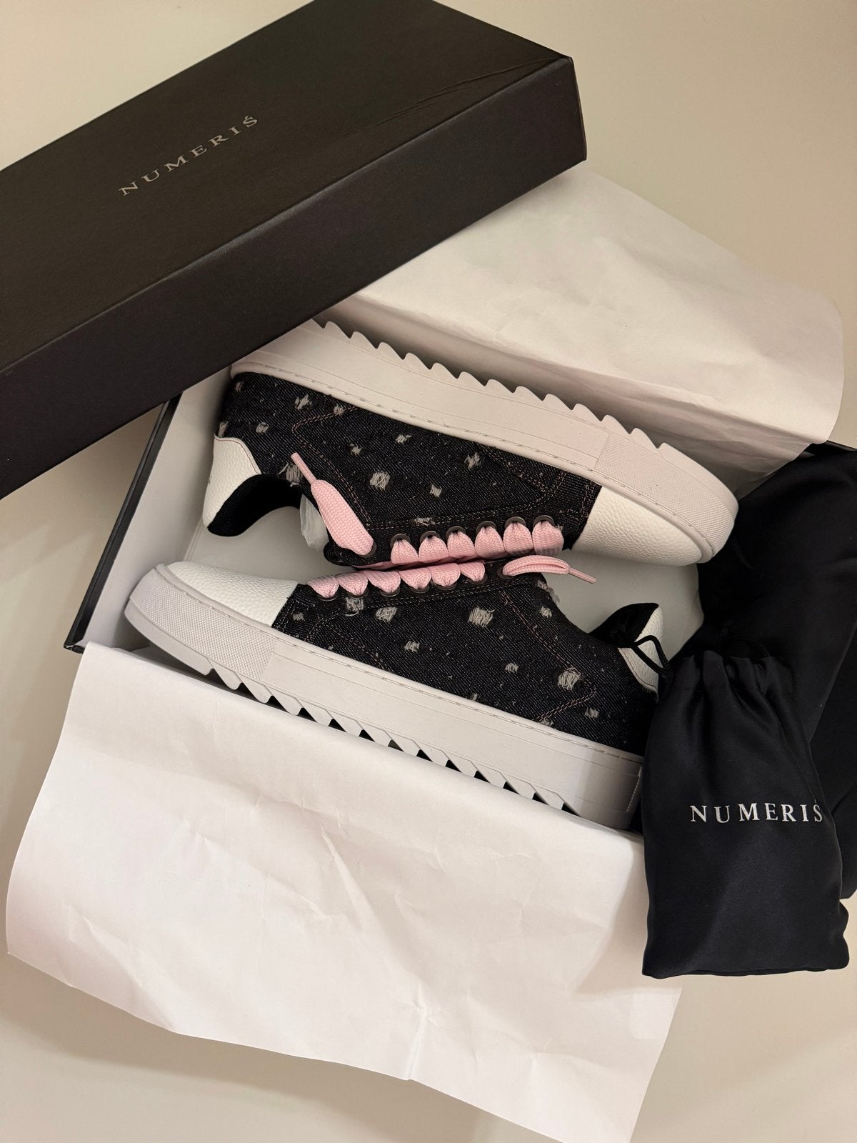 Numeris Sneakers - Zwart met roze veters, Kleding | Heren, Zwart, Nieuw, Ophalen of Verzenden, Sneakers of Gympen