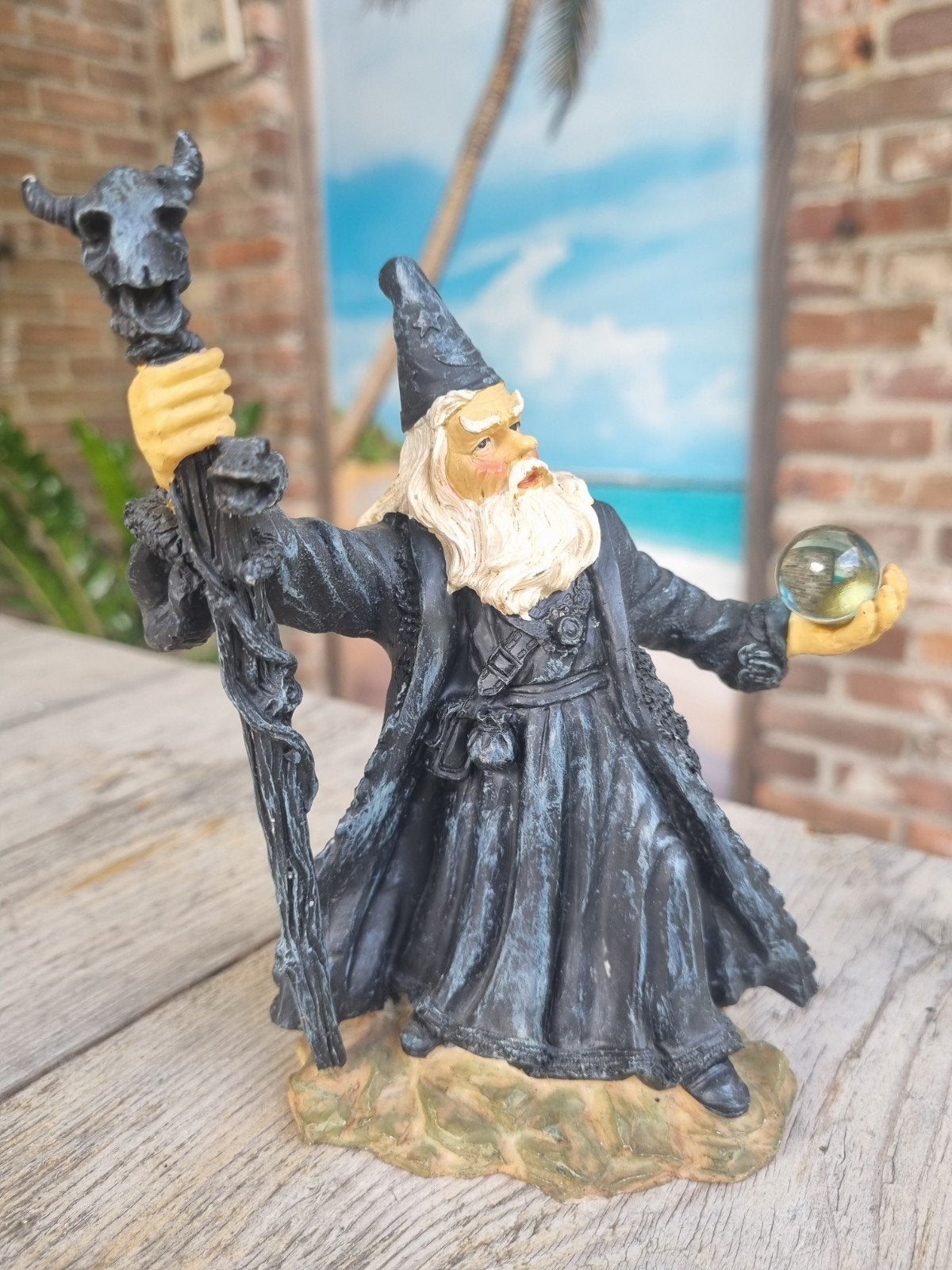 Tovernaar met kristallen bol en staf - Fantasy beeldje, Ophalen of Verzenden, Zo goed als nieuw