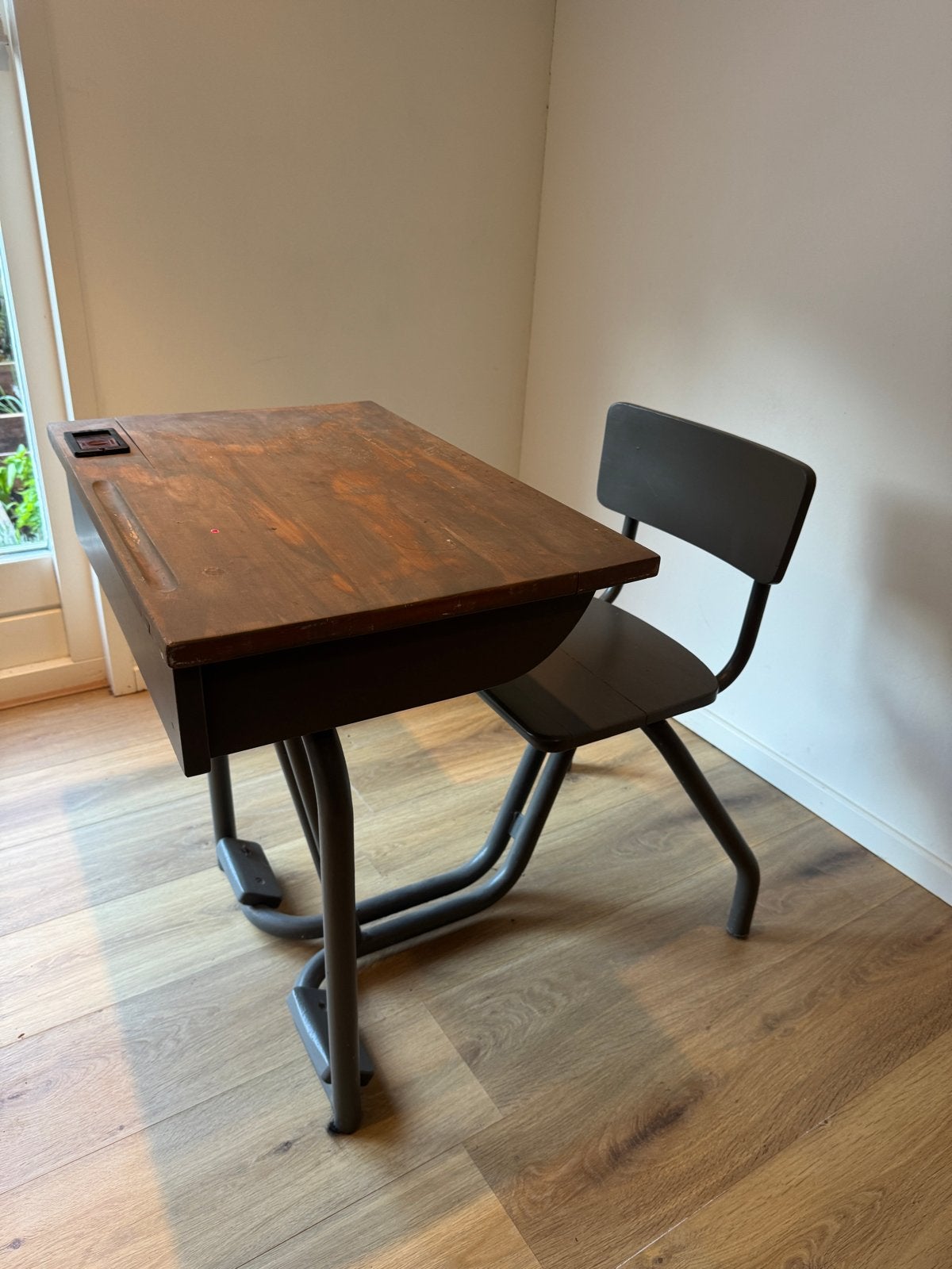 Klassiek kinderbureau met stoel, Ophalen