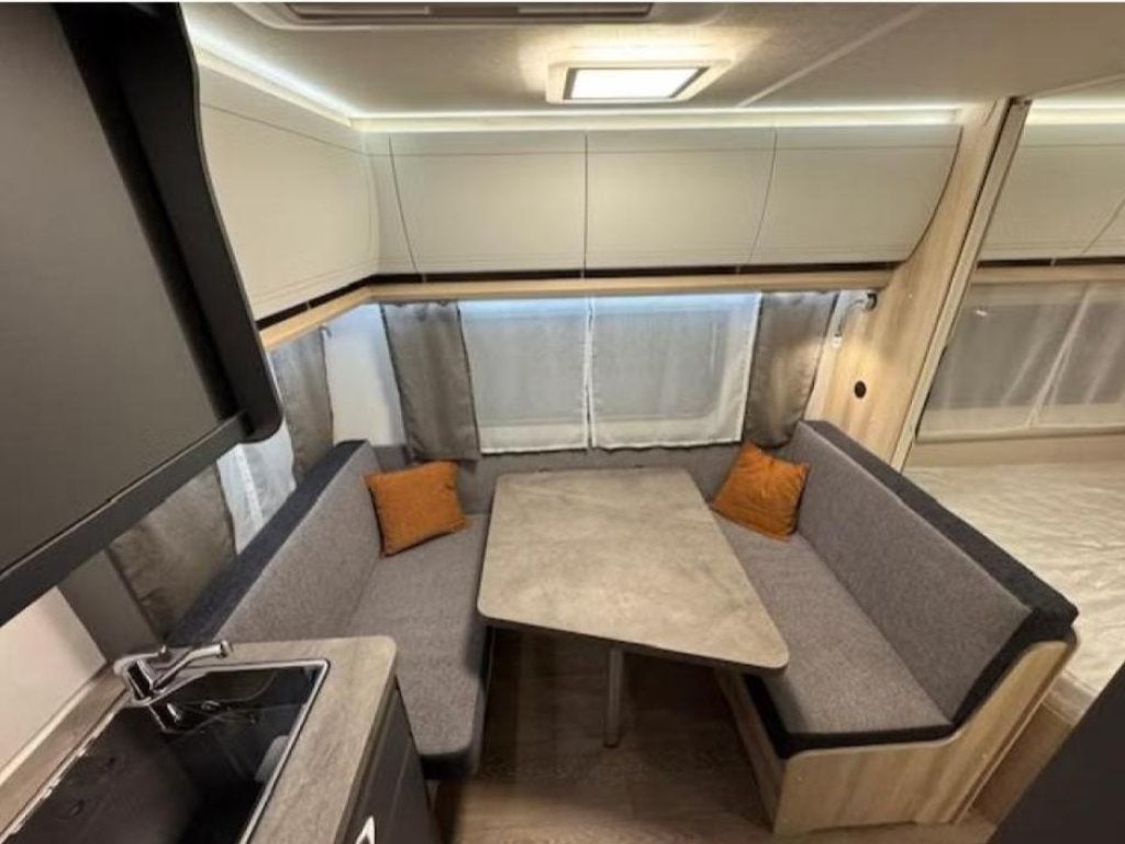 Hobby De Luxe 400 SFE 2026 MEGA DEAL! 1500kg as + LED pakket, Caravans en Kamperen, Standaardzit, Hobby, Bedrijf, 750 - 1000 kg