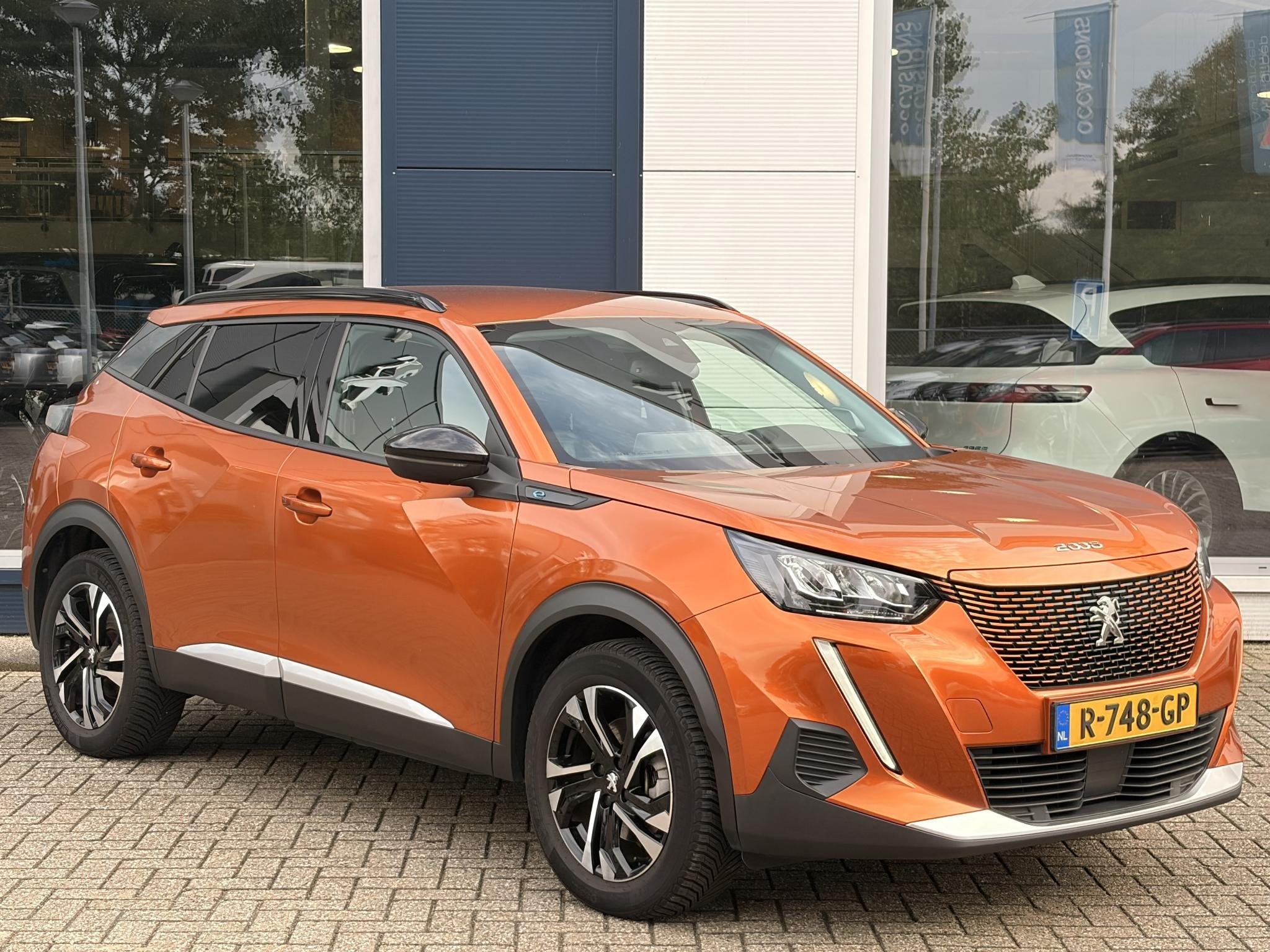 Peugeot e-2008 EV Allure Pack 50 kWh Apple Carplay | Android, 136 pk, Gebruikt, Lane Keeping Assist, Overige kleuren
