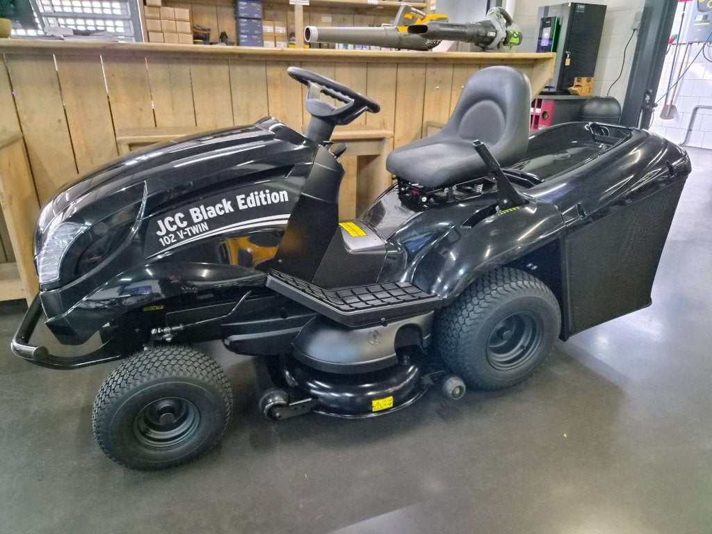 JCC aanbieding: Nieuwstaat! JCC black edition 102 V-twin!, Lijsterstraat 41, Stiga, Zo goed als nieuw, Elektrische starter