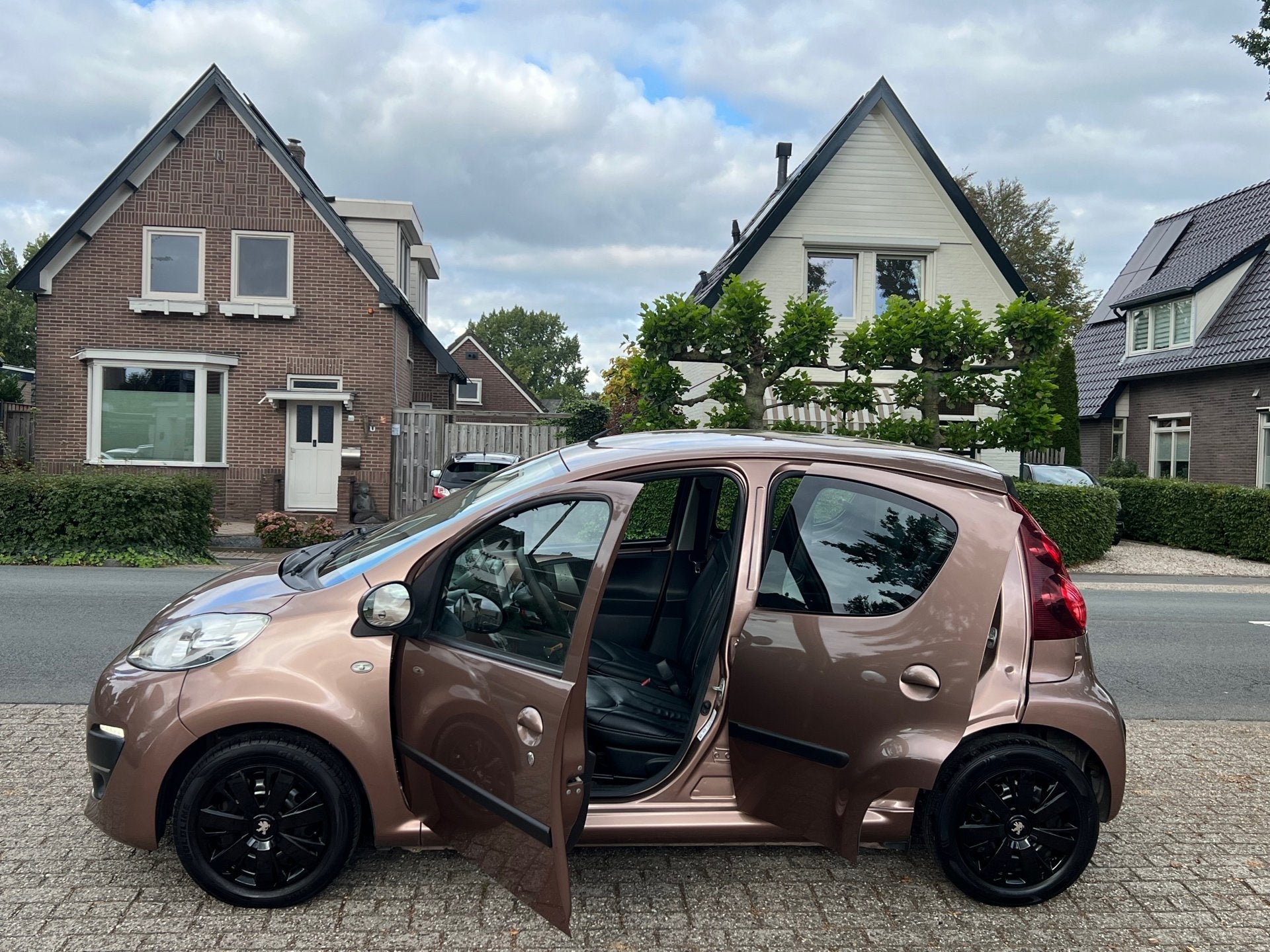 Peugeot 107 1.0 Exclusive 96.000 km NAP Leder bekleding, Auto's, Voorwielaandrijving, Gebruikt, Zwart, 4 stoelen