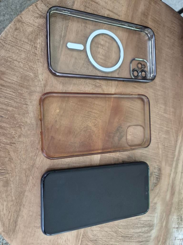 iPhone 11 64GB met 2 hoesjes 1 met Magsafe + screenprotect, Gebruikt, Zwart, 64 GB, Zonder simlock
