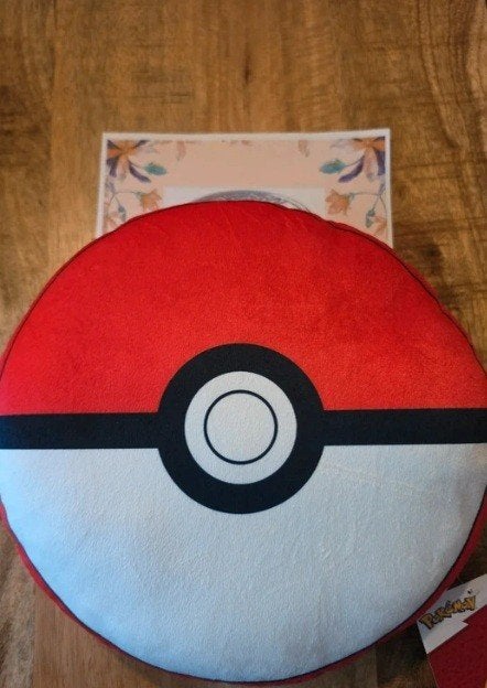 Nieuwe pokemon Pokeball kussen 27x27, Ophalen of Verzenden, Nieuw, Overige typen