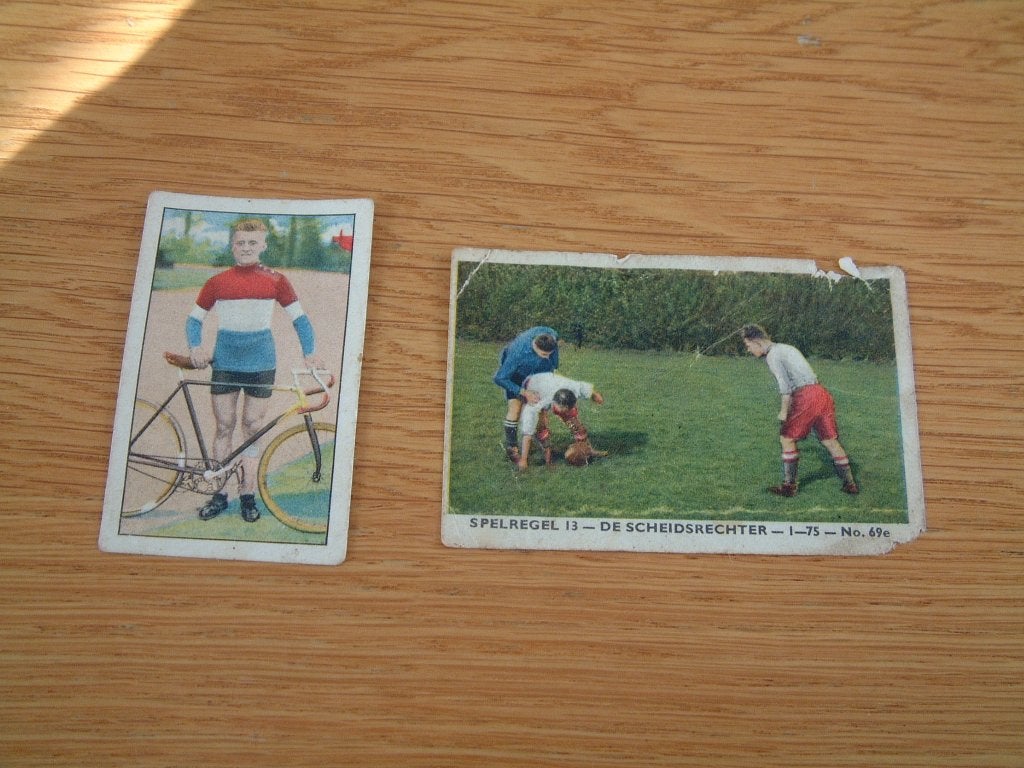 2 oude plaatjes voetbal en wielrenner Cor Blekemolen, Verzamelen, Overige Verzamelen, Zo goed als nieuw, Ophalen of Verzenden