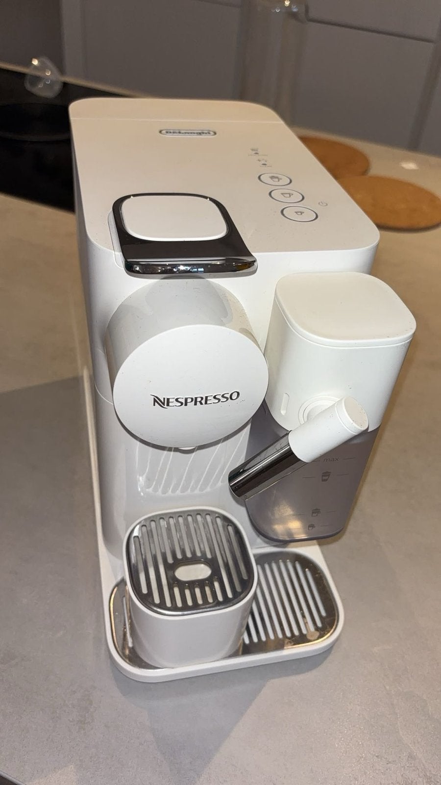 Nespresso koffiemachine - Wit, Witgoed en Apparatuur, Ophalen, Zo goed als nieuw, Koffiemachine, Koffiepads en cups