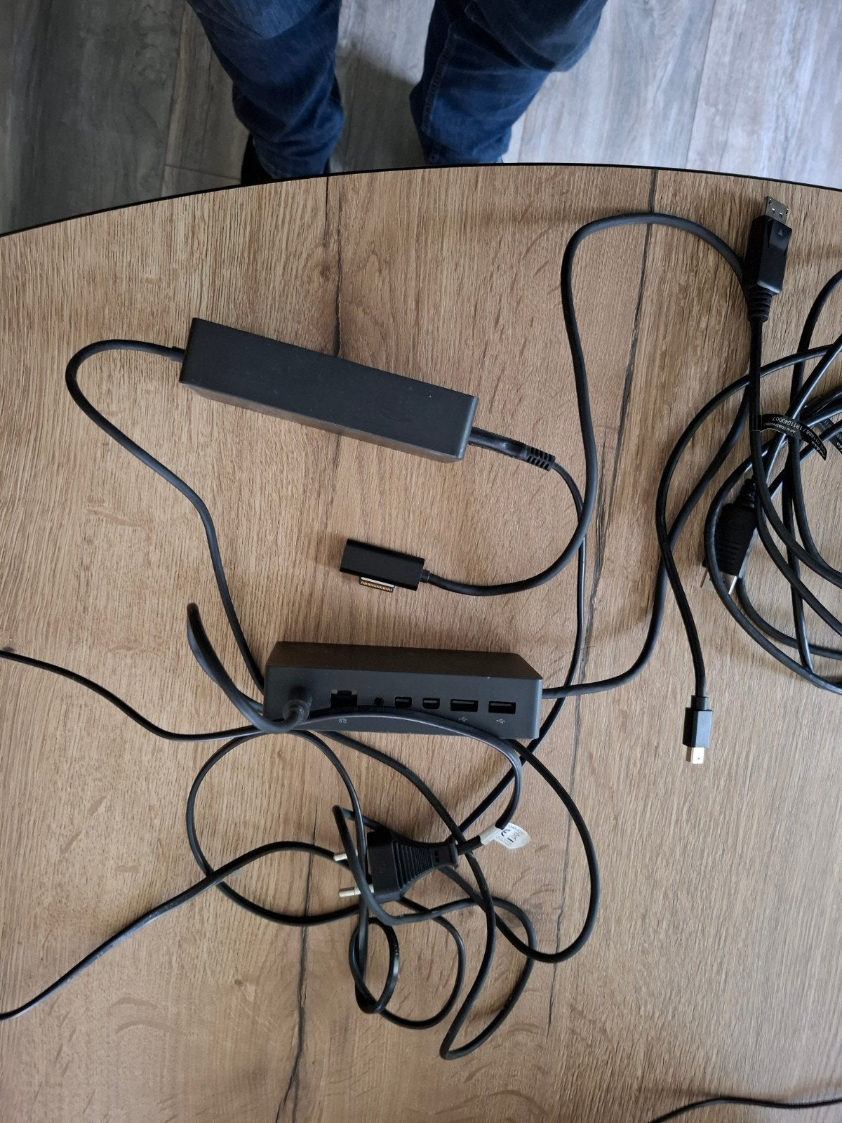 Microsoft Surface Dock 1 met kabels en adapter, Ophalen, Zo goed als nieuw