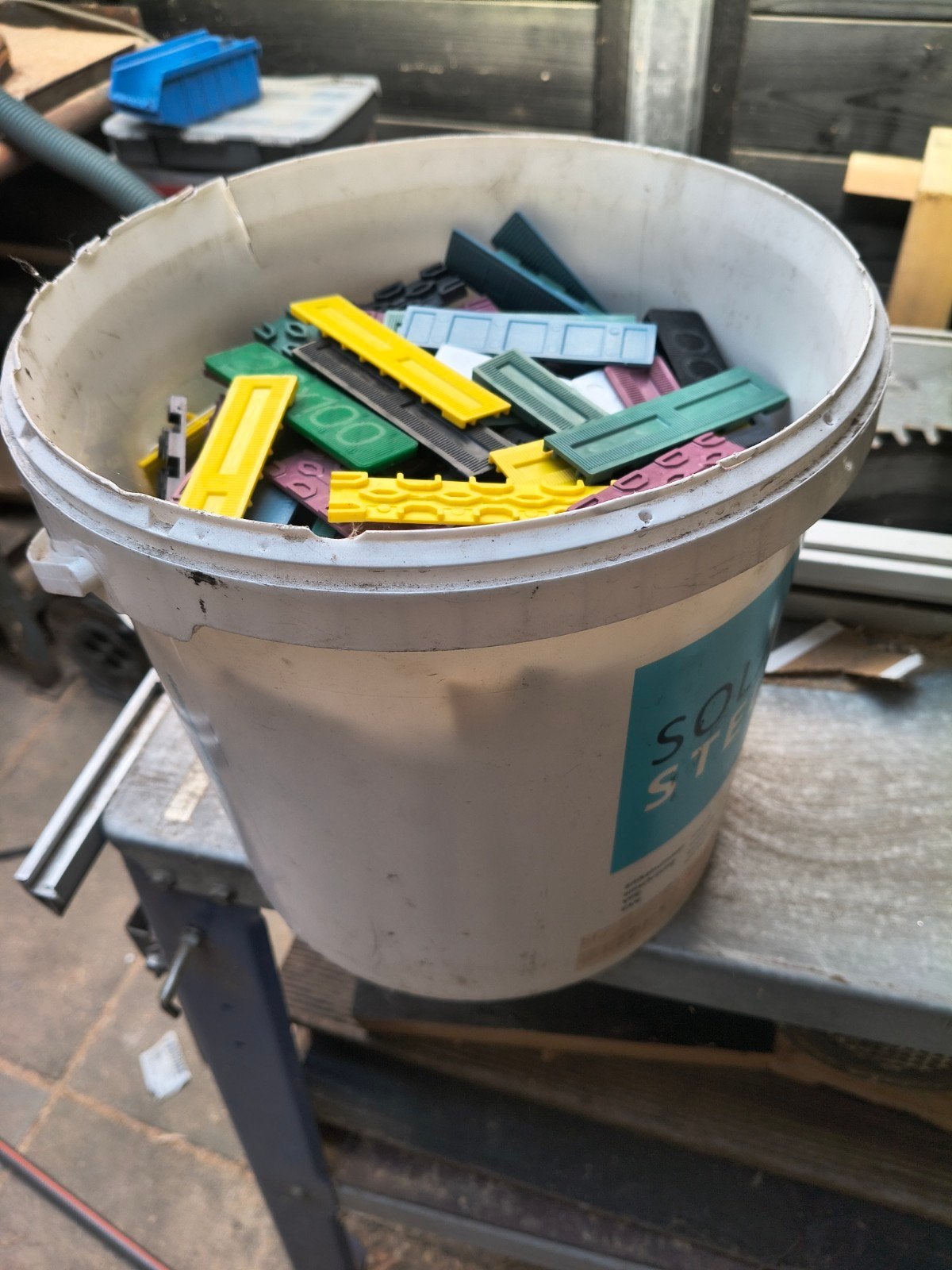 emmer vol met vulplaatjes / glasblokjes, Doe-het-zelf en Verbouw, Ophalen of Verzenden, Wit