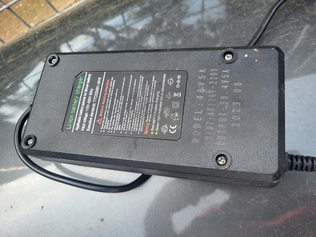 Li-ion acculader 48V 5A, Ophalen of Verzenden, Gebruikt