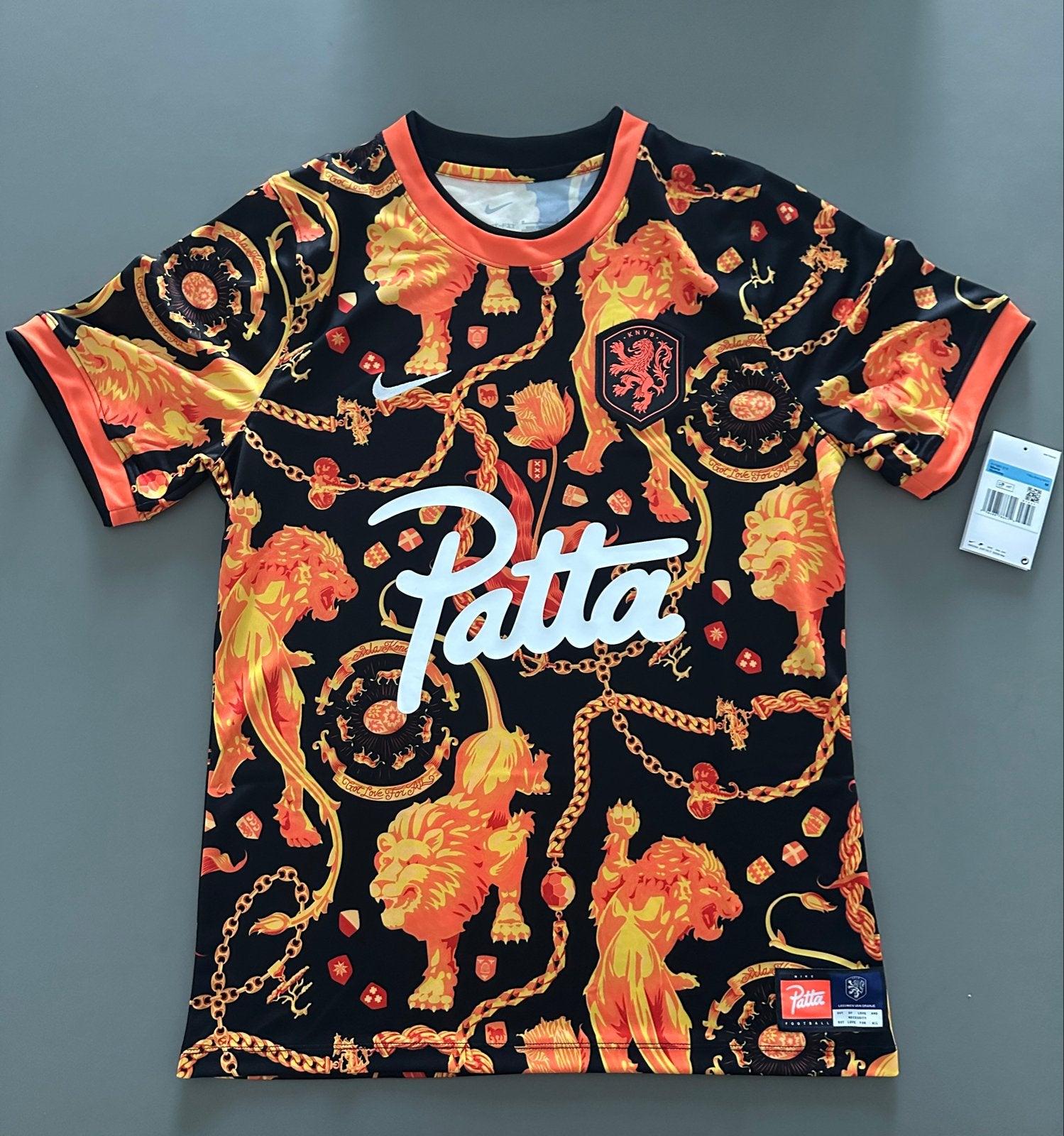 Patta x KNVB Pre-Match Shirt Zwart Oranje Leeuwen Maat M, Maat M, Ophalen of Verzenden, Nieuw, Shirt