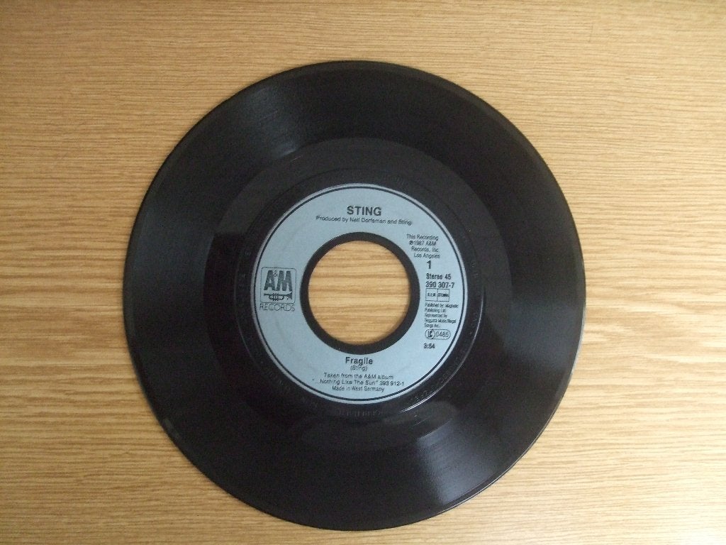 STING     FRAGILE / FRAGIL, 7 inch, Ophalen of Verzenden, Zo goed als nieuw, Pop