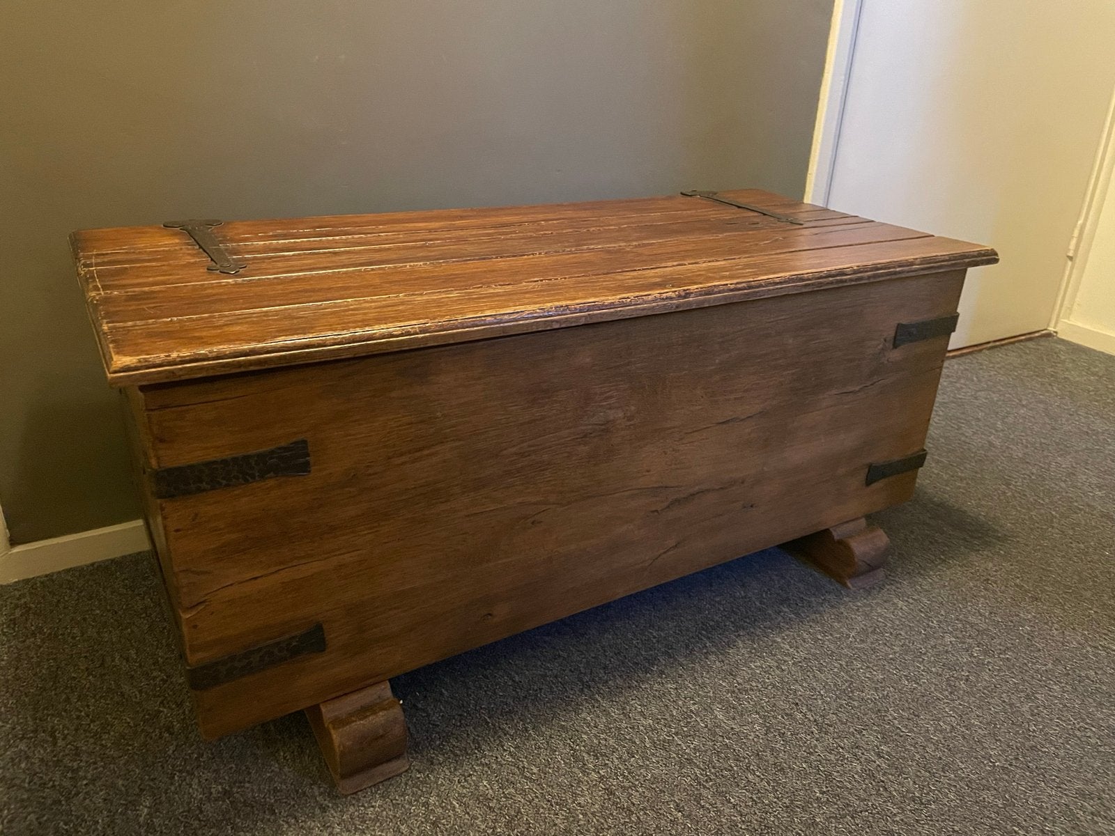 Robuuste houten dekenkist met metalen accenten, Ophalen