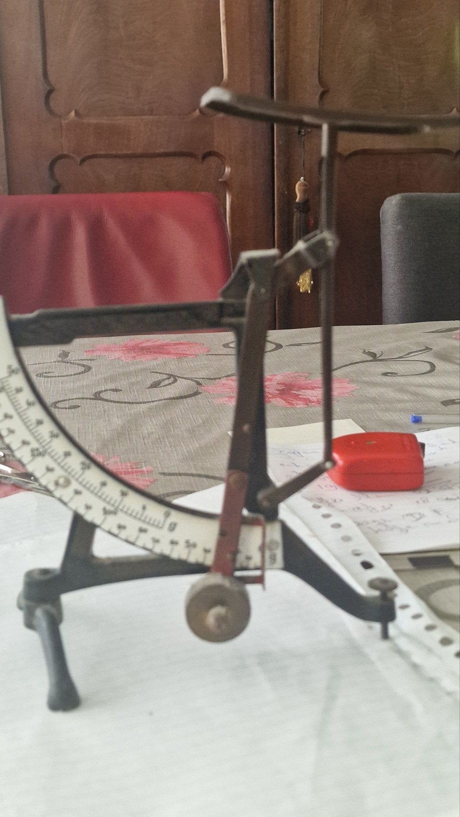 Antieke brievenweger met wit emaille afleesstrip, Ophalen of Verzenden