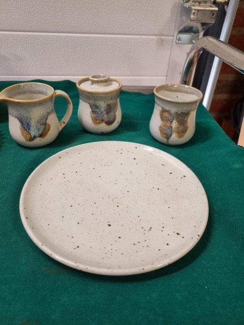 set rustiek suiker melk bord en mok gemerkt PA, Ophalen of Verzenden, 'T Olde Gre-j, Info@toldegrej.nl, Endepoelstraat 20f Didam