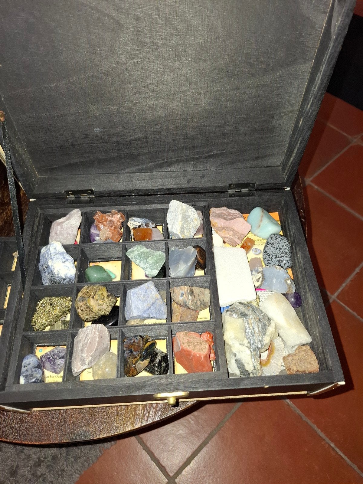 Collectie mineralen en edelstenen in houten kist, Ophalen