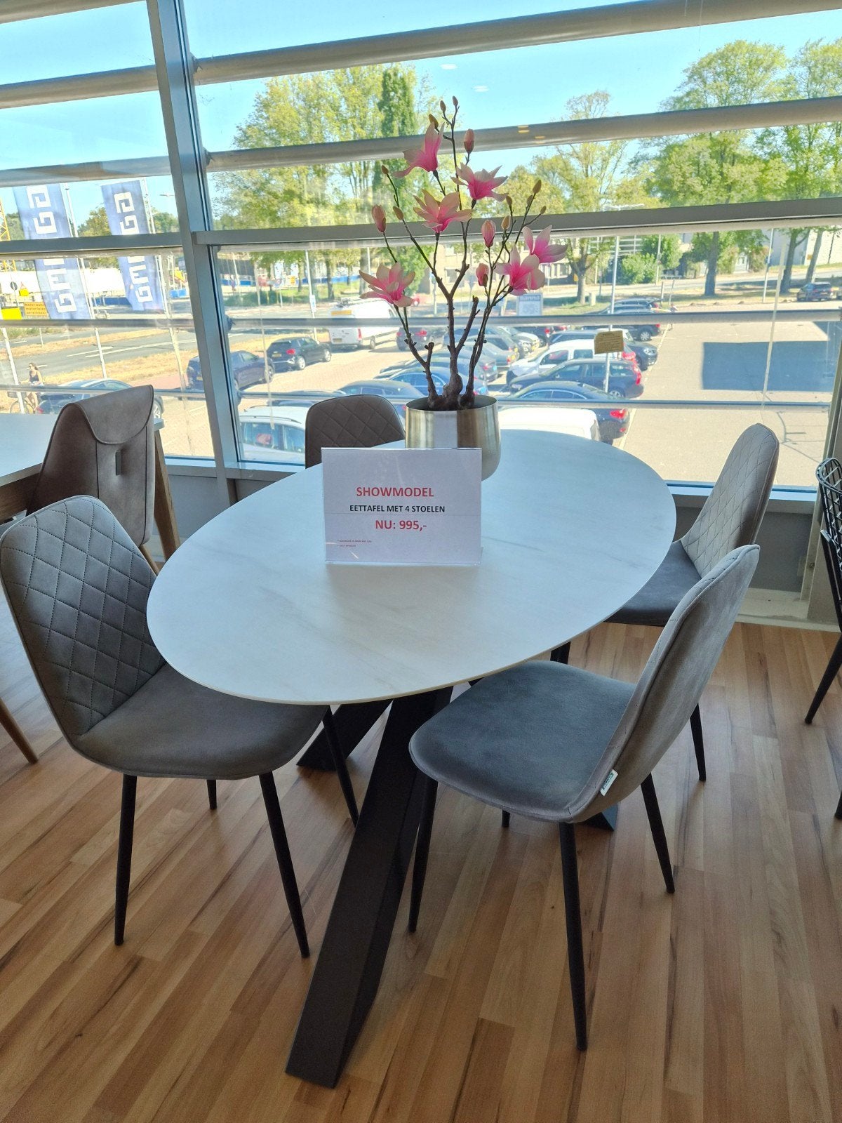 mooie en chik ettafel met 4 stoelen €995, Ophalen, Rechthoekig