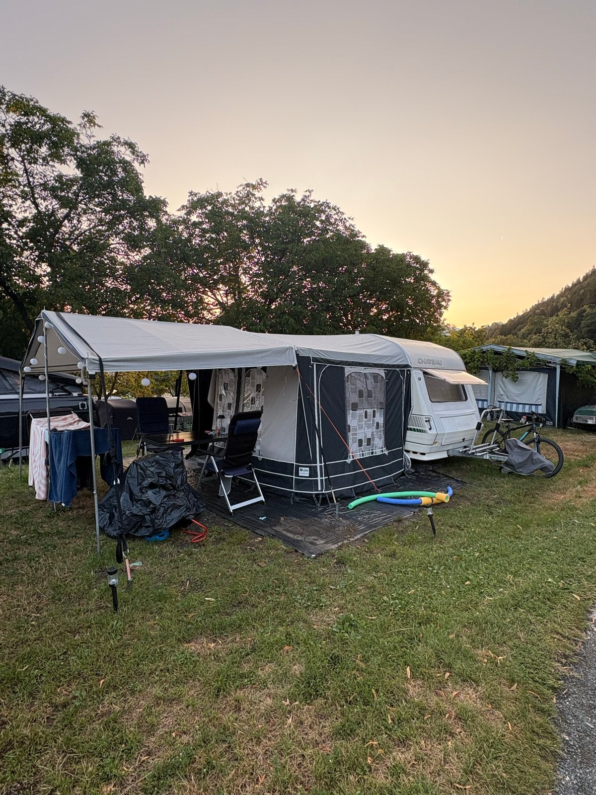 Chateau 330 Caravan - Lichtgewicht en Compact, Caravans en Kamperen, Chateau, Omvormbare zithoek, Treinzit, Tot en met 3