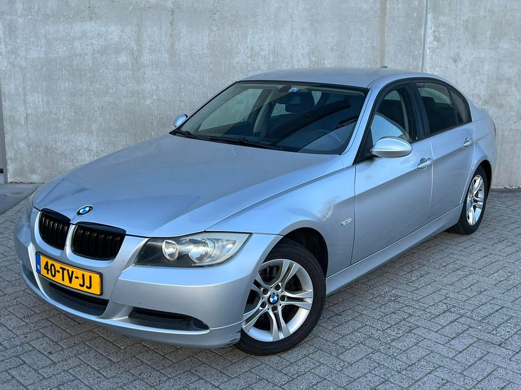 Grijze BMW 3-Serie 318i E90 Sedan Benzine/NieuweAPK/Airco!, Auto's, 4 cilinders, 129 pk, Handgeschakeld, Grijs
