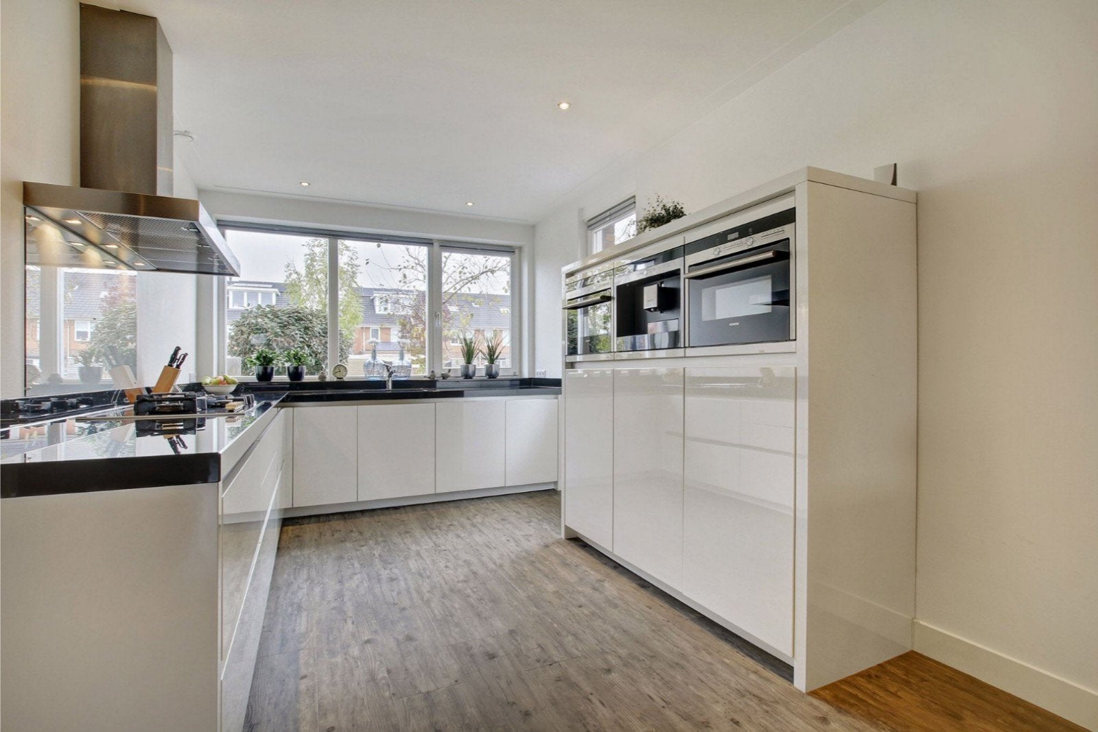 L-vormige hoogglans witte keuken met Siemens apparatuur, Huis en Inrichting, Keuken | Complete keukens, Ophalen, Gebruikt, Wit
