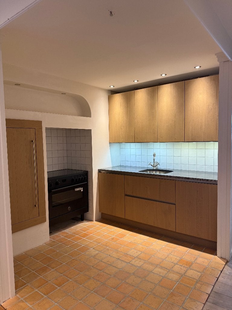 Showroomkeuken fineer beits met fornuis, Ophalen, Bruin, Graniet of Steen, Enkelwandige keuken