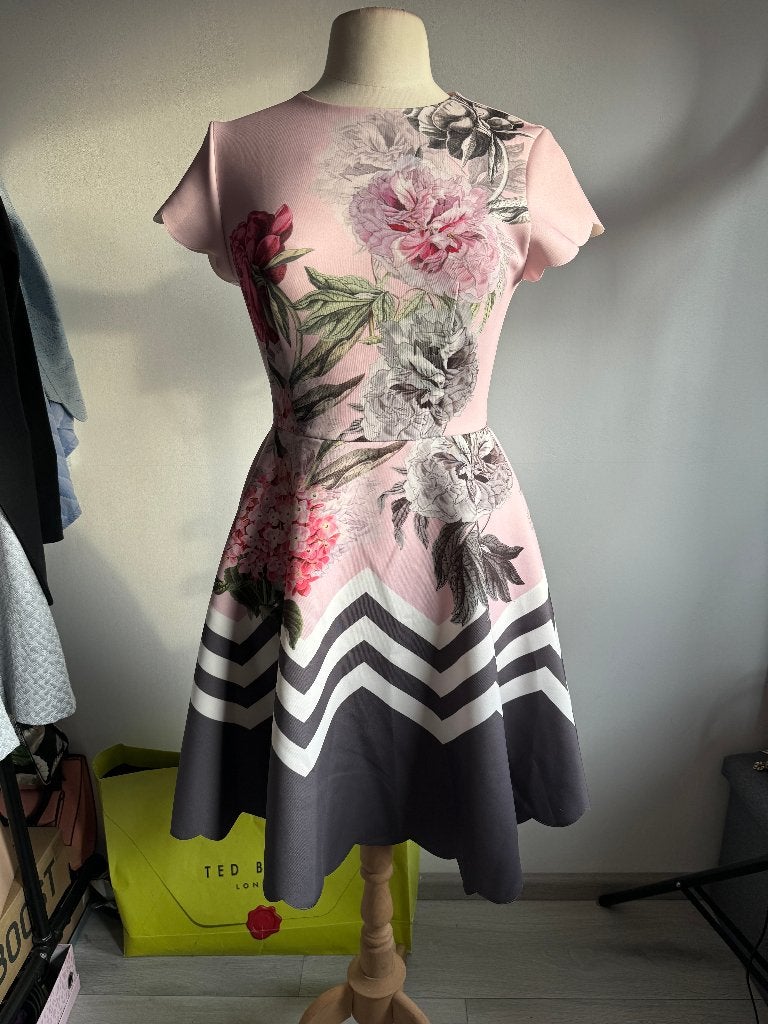 Ted Baker jurk maat 38 met bloemenprint en zigzag, Kleding | Dames, Maat 38/40 (M), Ophalen of Verzenden, Zo goed als nieuw, Knielengte