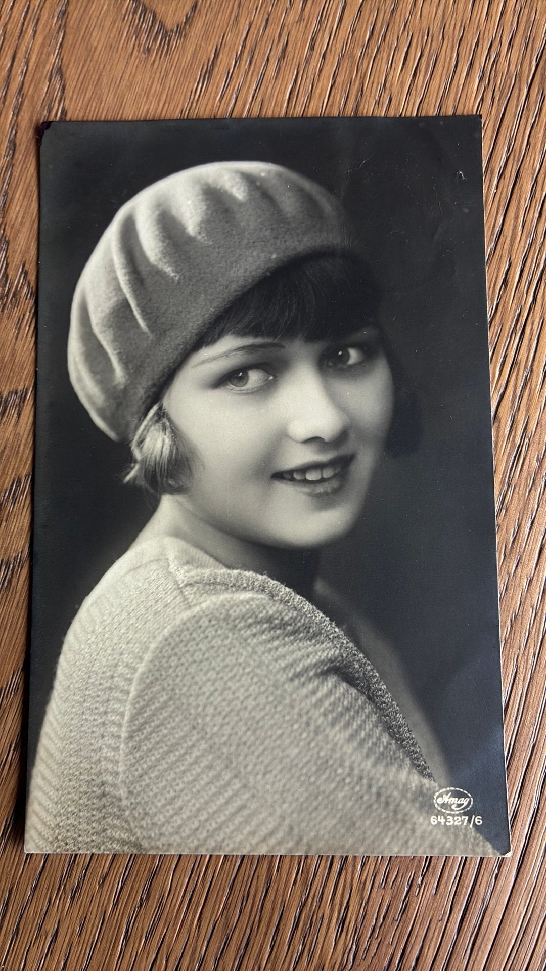 Fotokaart. Vrouw met alpino pet., Verzamelen, Ophalen of Verzenden