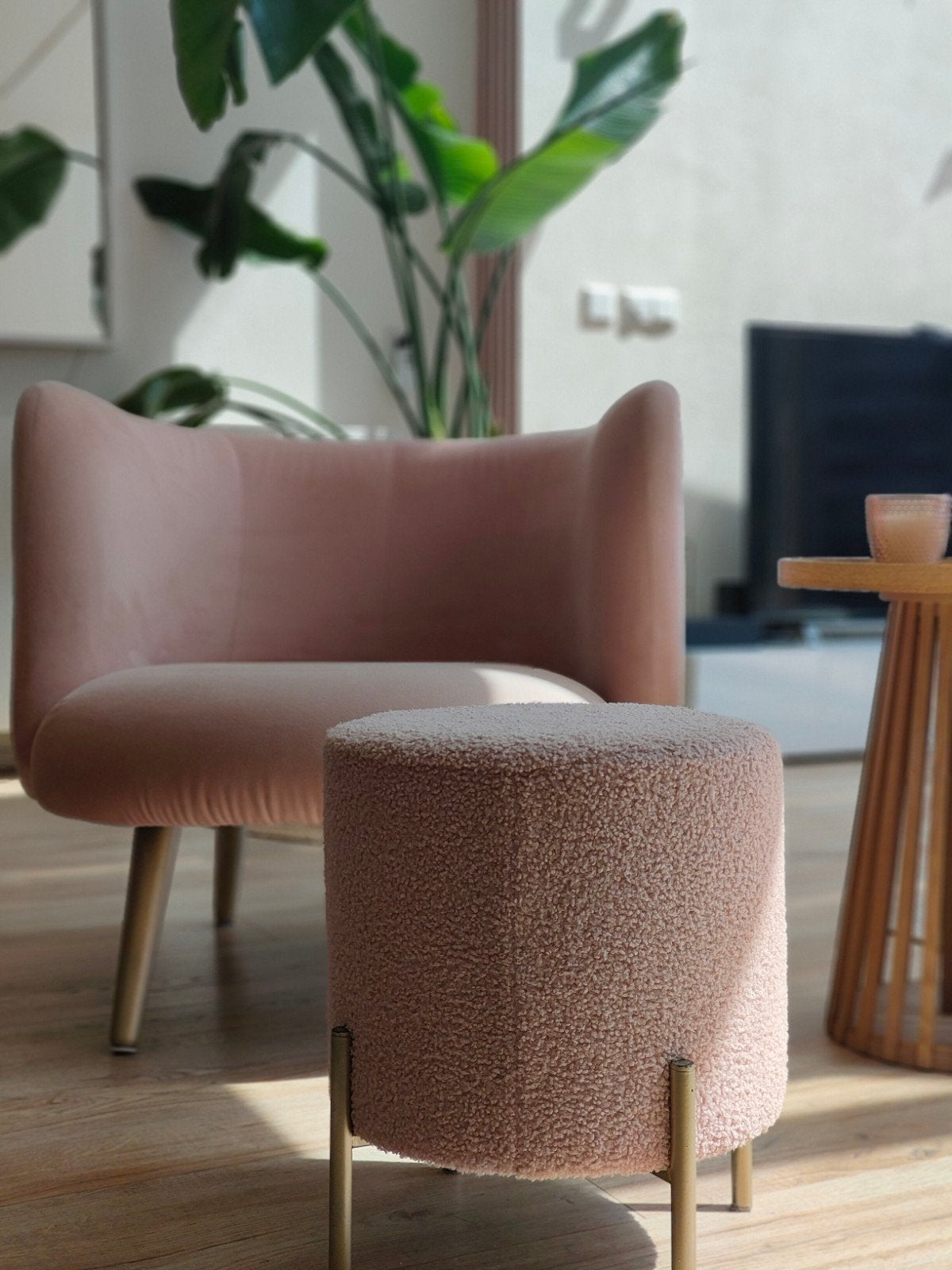 Roze fauteuil met gouden pootjes en bijpassende poef, Ophalen, 75 tot 100 cm, Zo goed als nieuw, Metaal