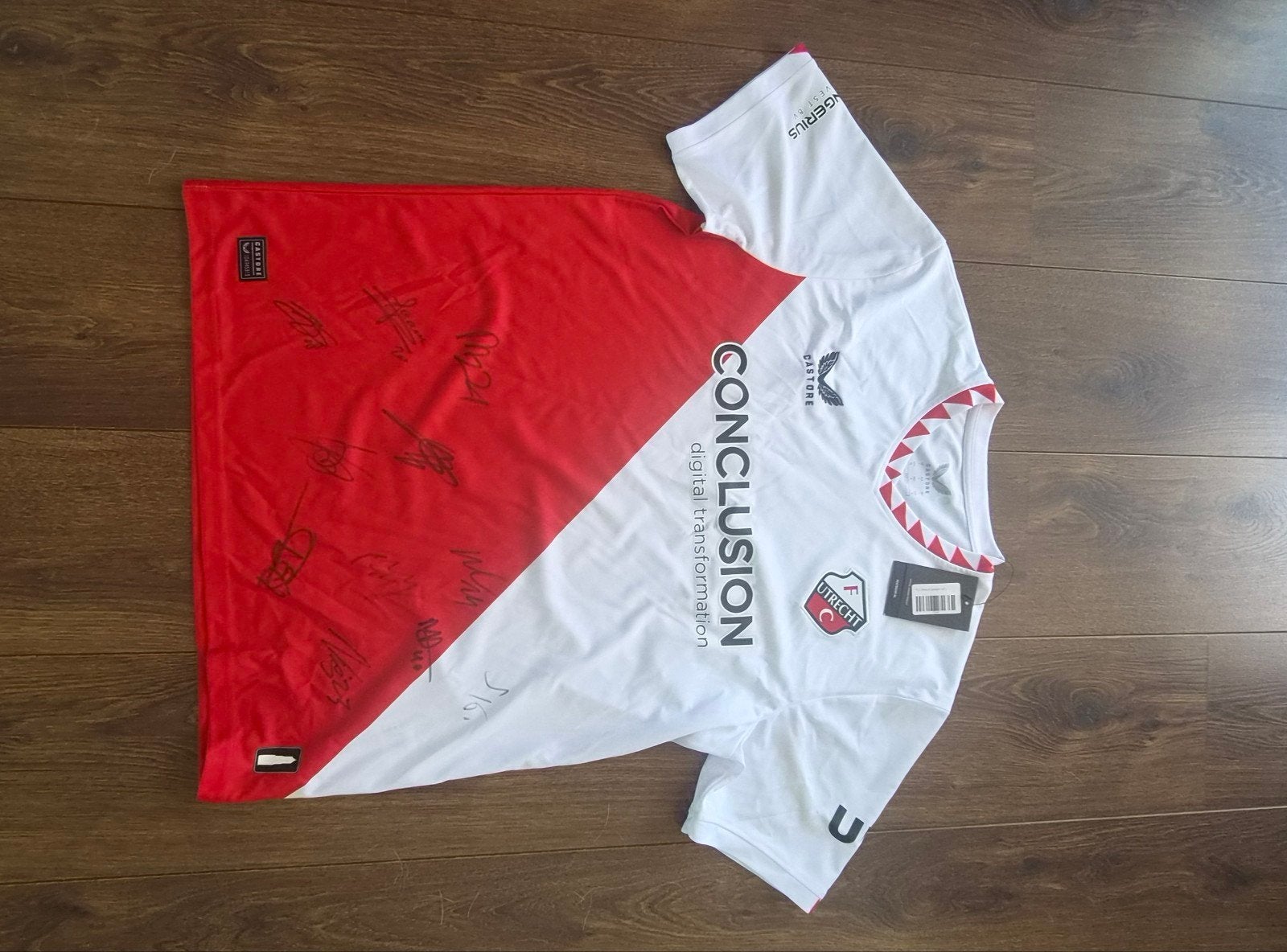 FC Utrecht shirt 24/25 met opgedrukte handtekeningen NIEUW, Maat 52/54 (L), Castore, Nieuw, Ophalen of Verzenden
