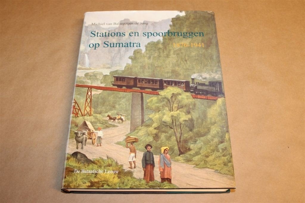 Dikke pil - Stations en spoorbruggen op Sumatra 1876-1941, Boeken, Ophalen of Verzenden, Zo goed als nieuw