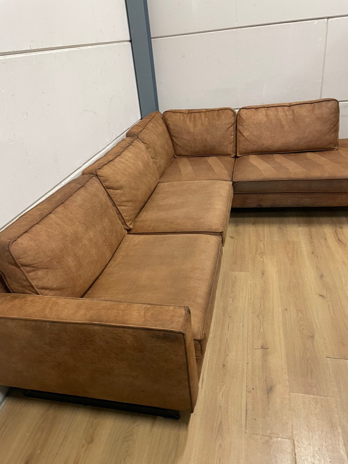 Foto 2 van Mooie luxe suede cognac bruine hoekbank - GEREINIGD!!!