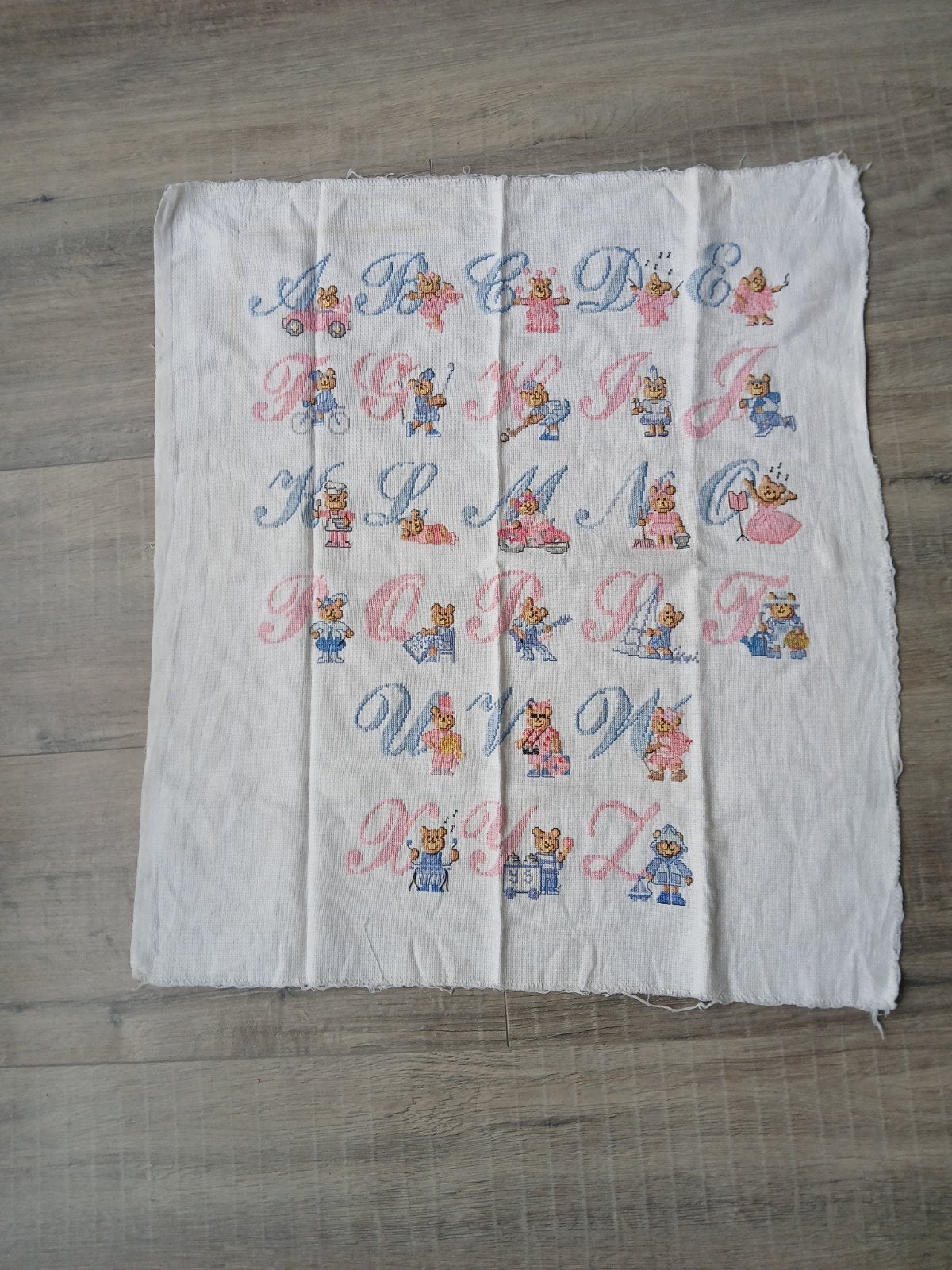 Geborduurd alfabet met roze/blauwe letters en beren, Ophalen of Verzenden, Gebruikt, Handborduren, Overige typen