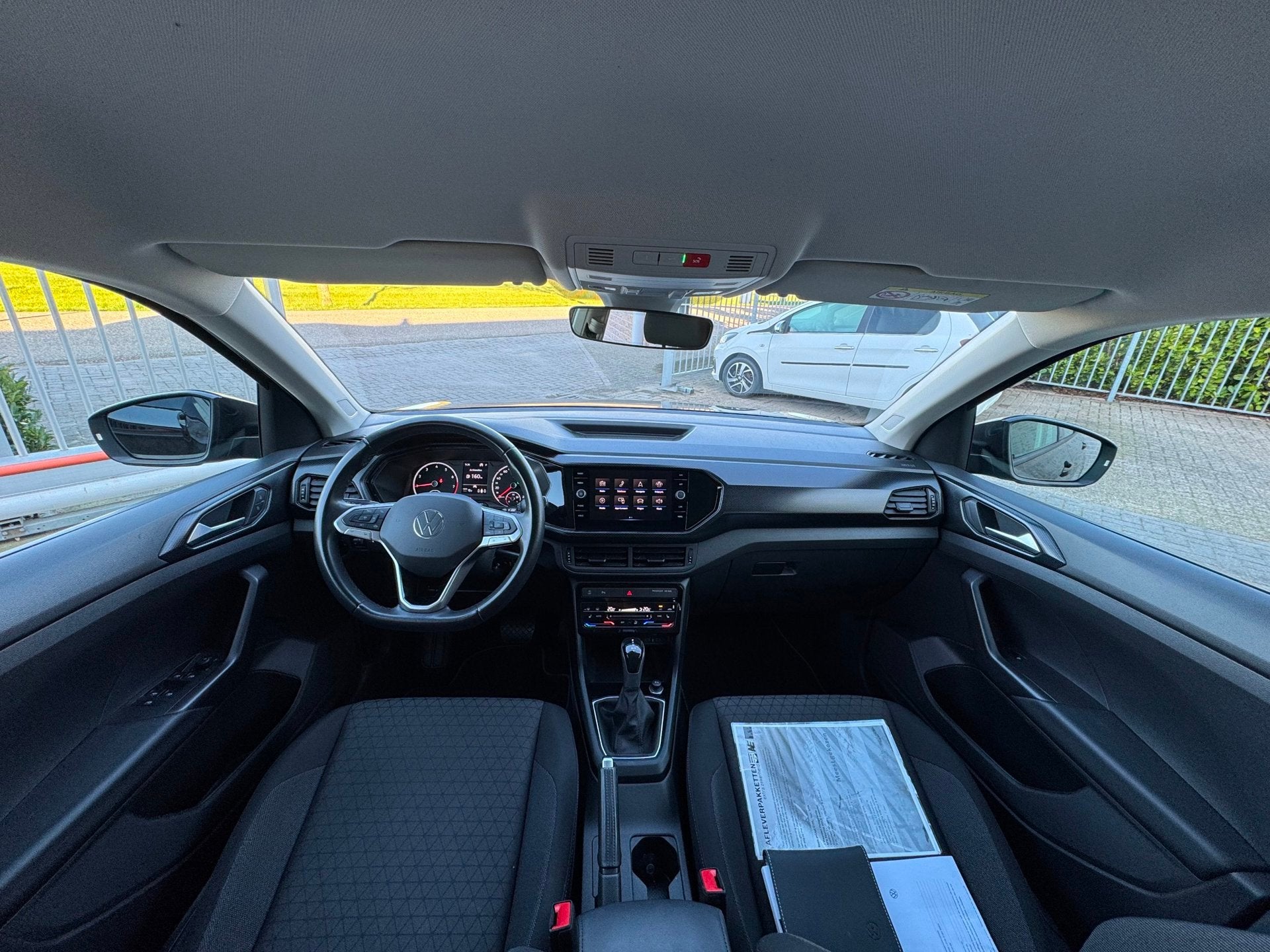 Volkswagen T-Cross 1.0 TSI Life CAMERA / PDC VOOR & ACHTER /, Auto's, Volkswagen, Gebruikt, Zwart, LED verlichting, Zwart
