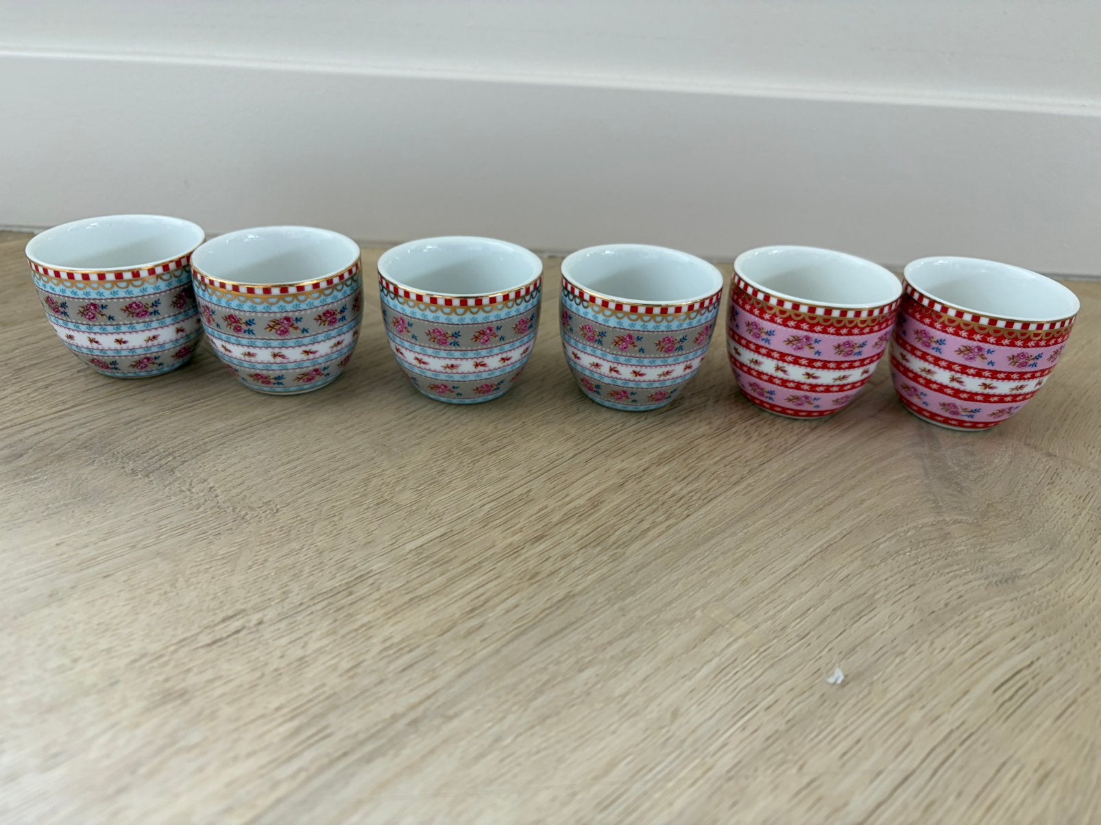Pip studio servies 6 eierdopjes blauw en roze, Huis en Inrichting, Ophalen of Verzenden, Zo goed als nieuw, Overige stijlen, Porselein