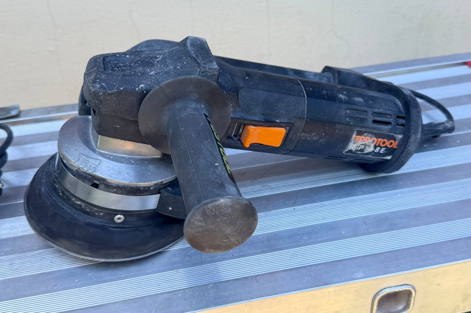 Protool (festool) saneerfrees, Doe-het-zelf en Verbouw, Gereedschap | Slijpmachines, Gebruikt, Haakse handslijpmachine, 700 tot 1000 watt