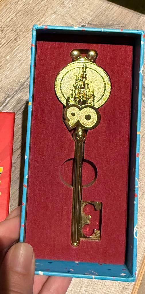 Mickey Mouse 90 Jaar Sleutel Disneyland Parijs Nieuw, Ophalen of Verzenden, Mickey Mouse, Nieuw, Overige typen