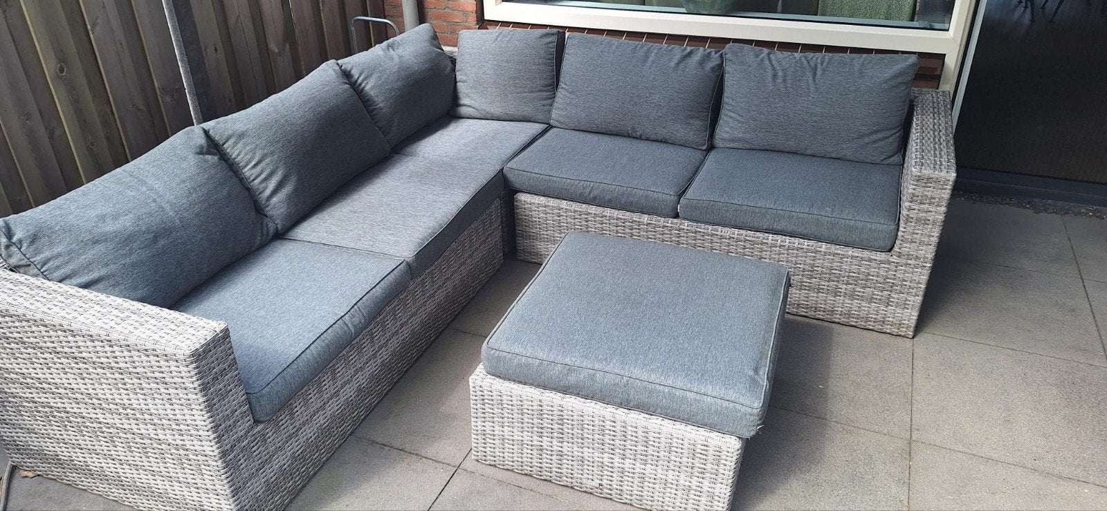 Loungebank met hocker - Wicker grijs, Tuin en Terras, Tuinsets en Loungesets, Ophalen, 5 zitplaatsen, Gebruikt, Bank