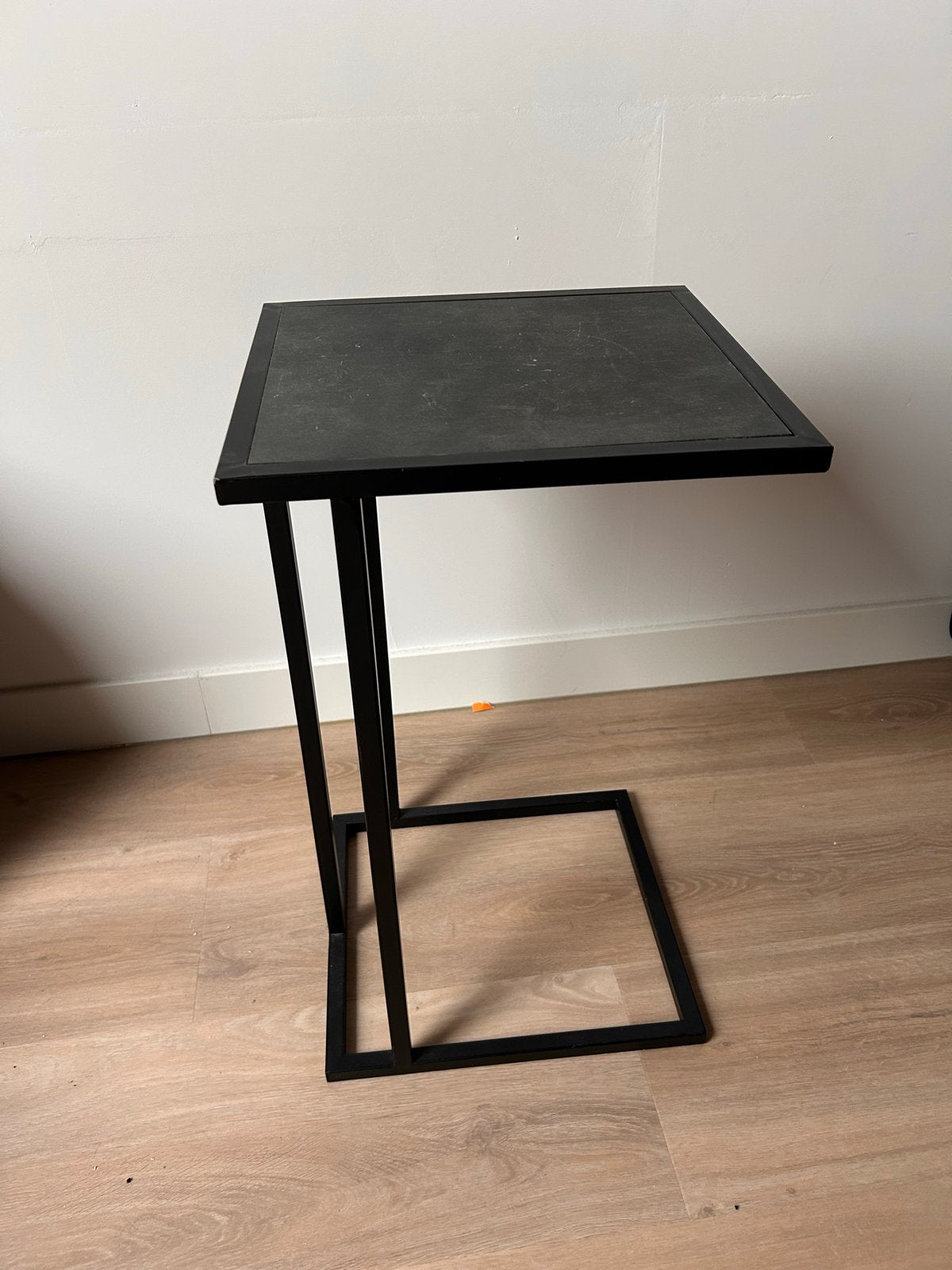 Moderne bijzettafel met zwart metalen frame en blad, Minder dan 55 cm, Gebruikt, Metaal of Aluminium, Vierkant