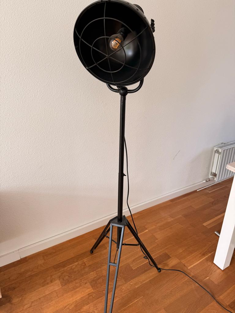 Industriële Vloerlamp Zwart - Zo goed als nieuw, Huis en Inrichting, Lampen | Vloerlampen, Ophalen, Zo goed als nieuw, Metaal