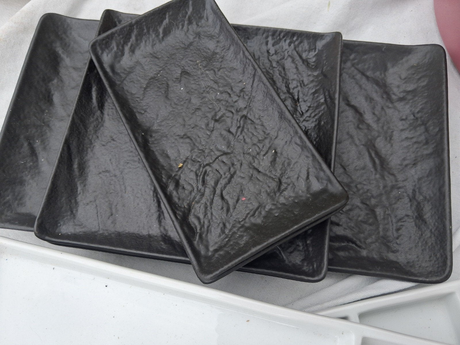 Zwarte rechthoekige borden/schalen met sausbakjes, Huis en Inrichting, Keuken | Servies, Ophalen of Verzenden, Overige materialen